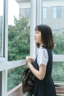 夏天女生校服太薄能看到馒头
