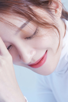 他把手探进我的衣服下摆